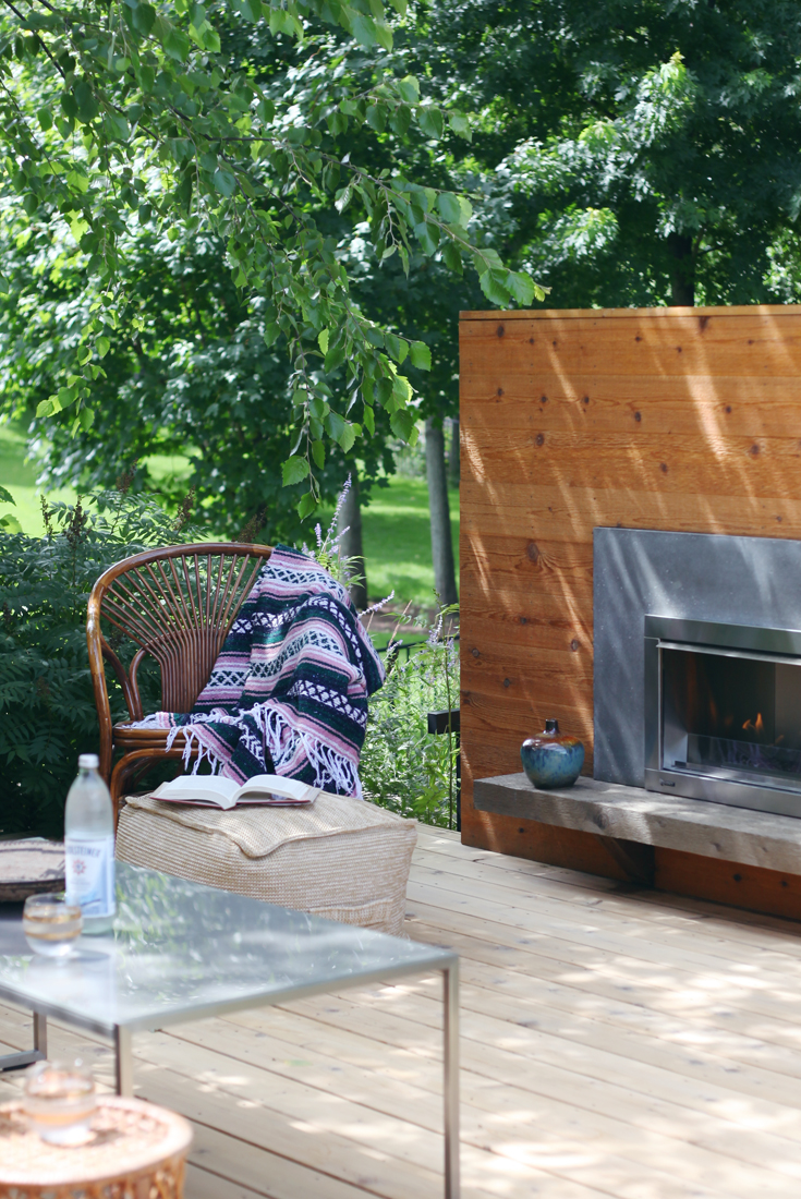 https://houseofhipsters.com/wp-content/uploads/2015/09/blogger-home-tour-amazing-outdoor-fireplace-midcentury-modern-MCM.jpg