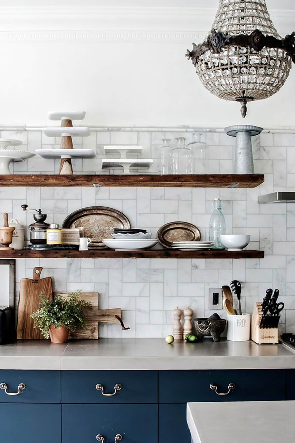 https://houseofhipsters.com/wp-content/uploads/2015/12/vintage-eclectic-kitchen-chandelier-navy-cabinets.jpg