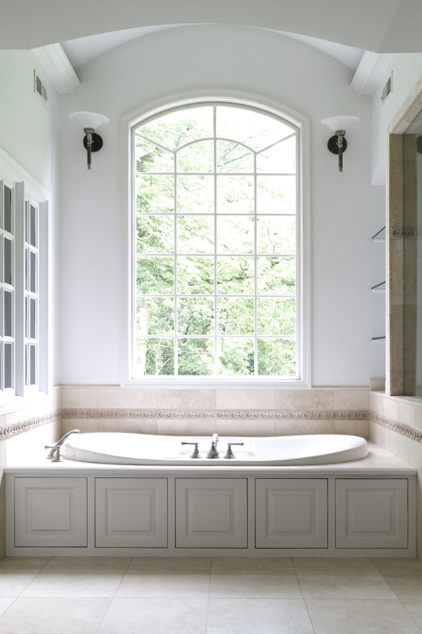 Blogger Stylin Home Tour - Summer Edition - white bright bathroom