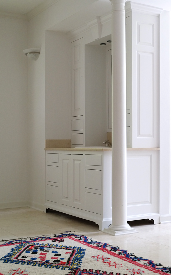 Blogger Stylin Home Tour - Summer Edition - white bright bathroom with azilal rug