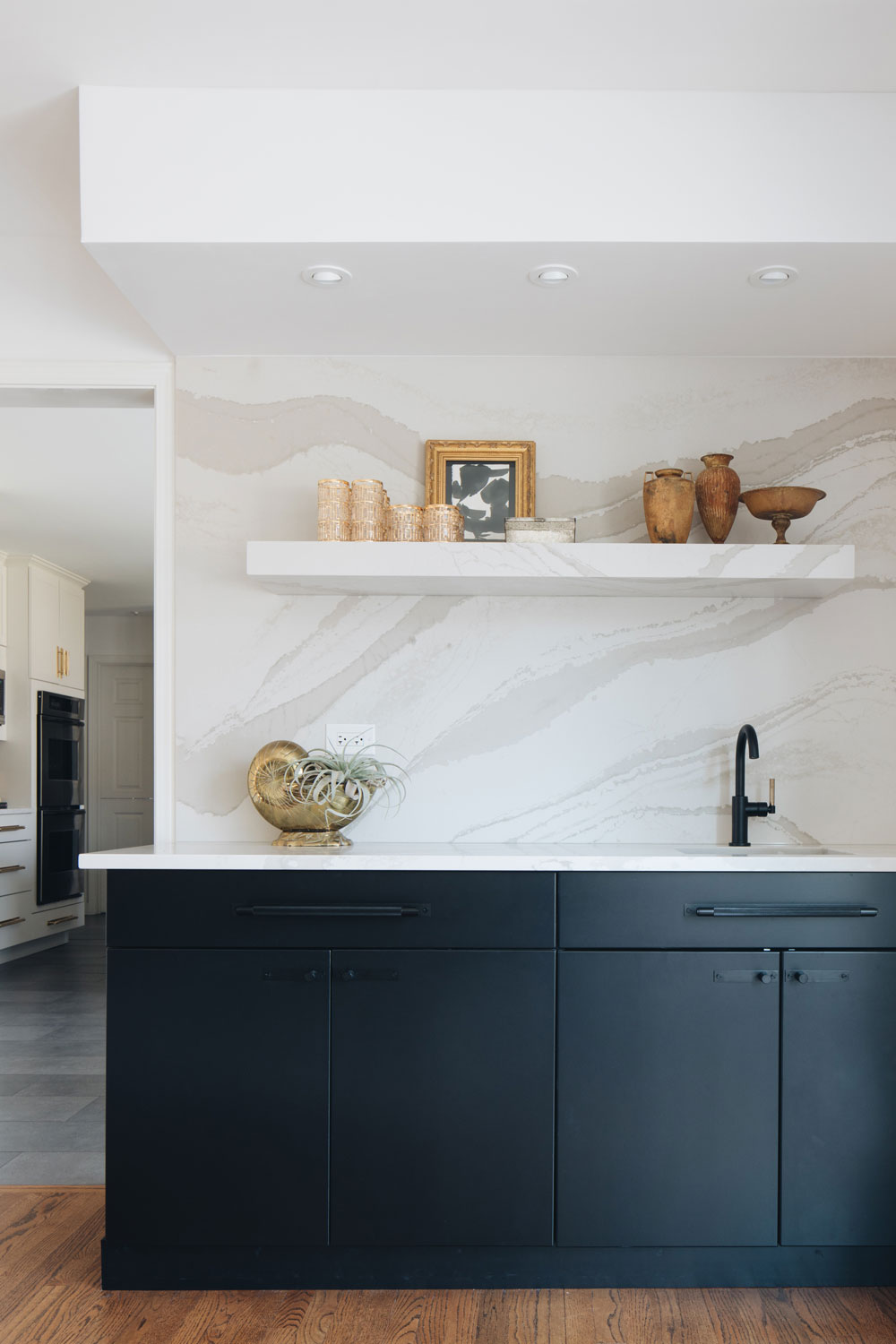 Modern floating shelf for the kitchen made of quartz