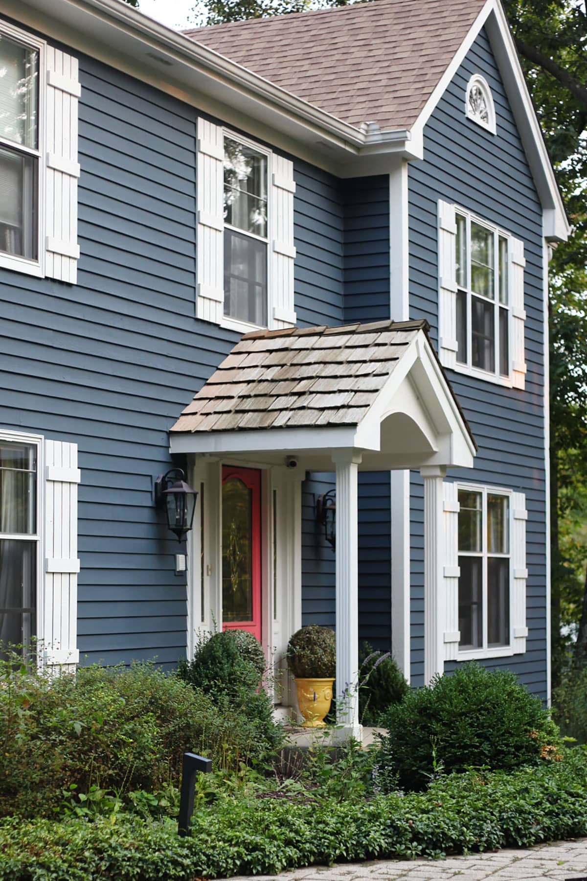 fall porch before makeover - Front porch makeover ideas for a bland patio