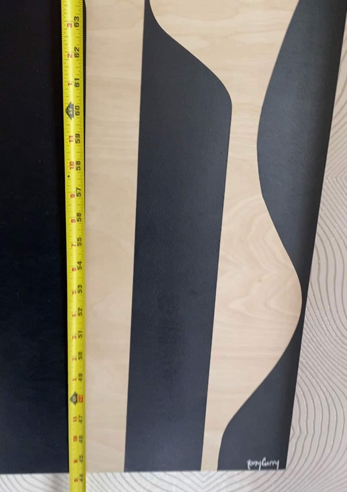 Hack shows how to hang a picture perfectly without a measuring tape