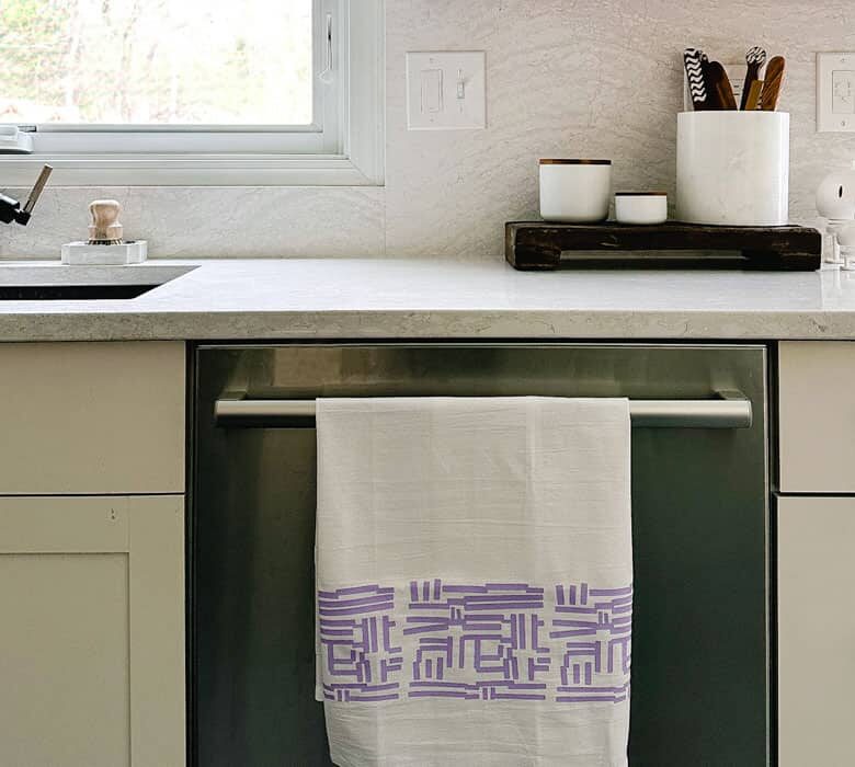 Easy Cricut Project - Make This Modern Tea Towel - Beginner level Cricut project with free design link to modern teat towel design.
