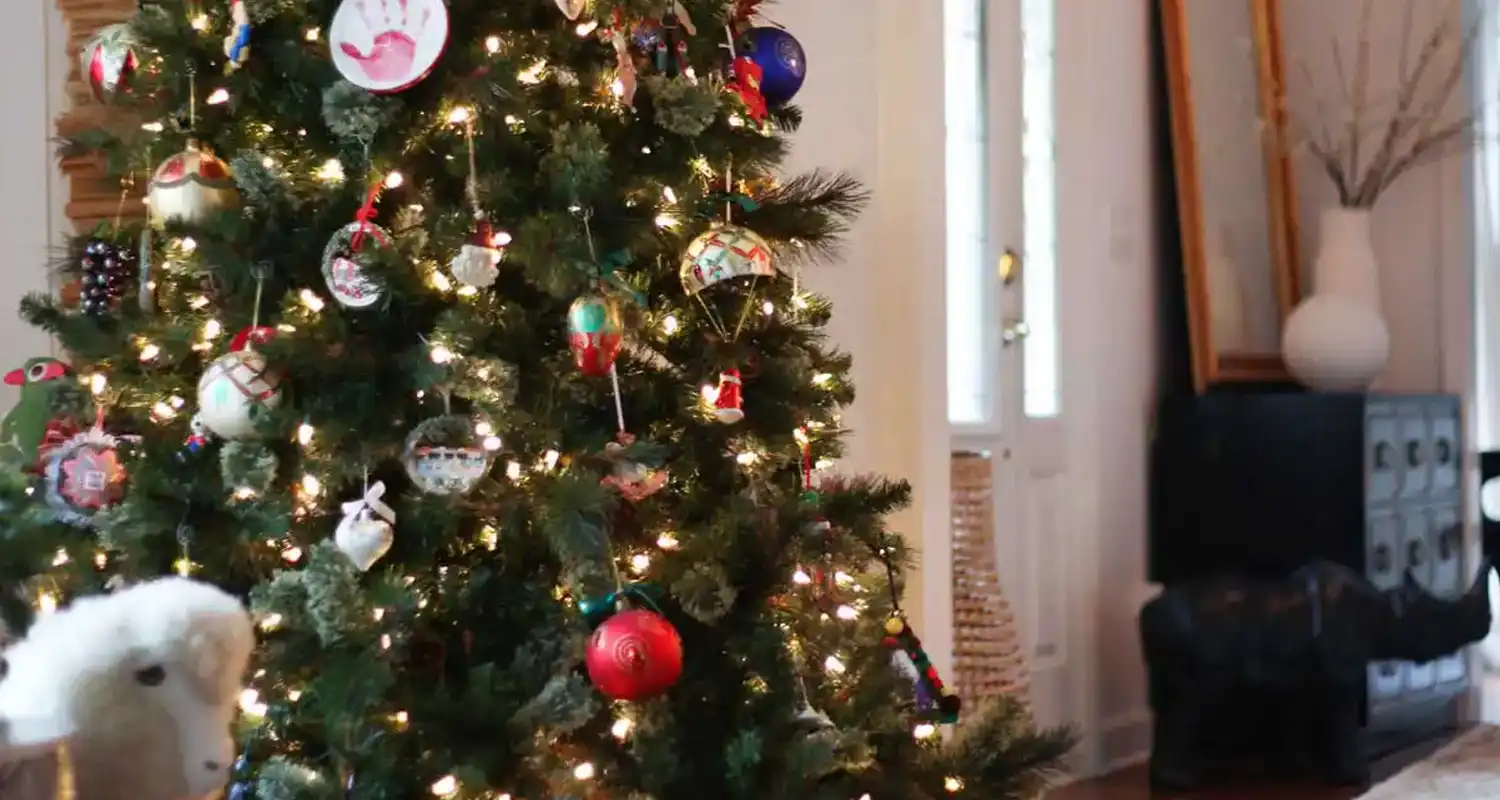 Tacky Christmas Trees Are Trending This Holiday Season - House Of Hipsters